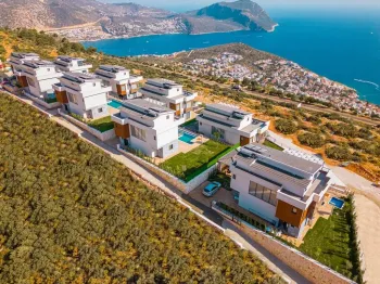 Kalkan'da Kesintisiz Deniz Manzaralı Sonsuzluk Havuzlu Villa